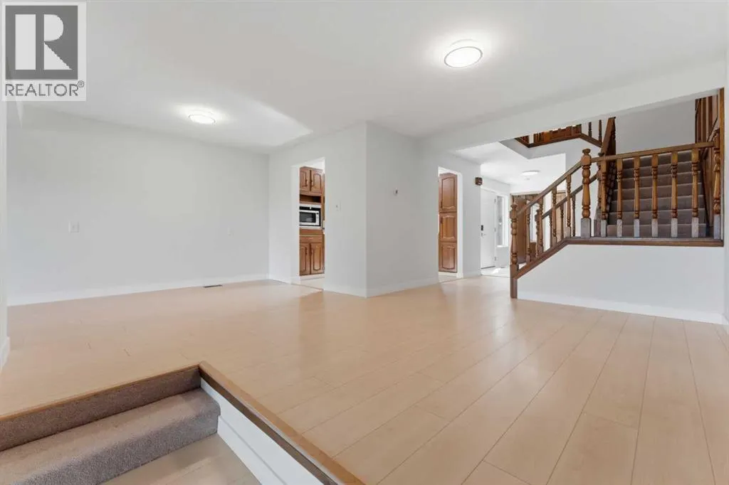 821, 860 Midridge Drive SE