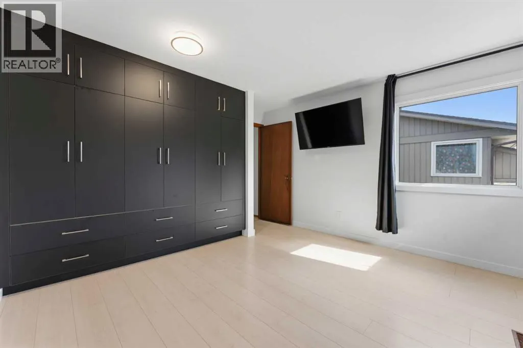 821, 860 Midridge Drive SE