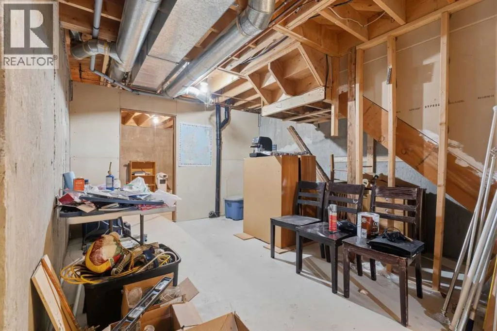 821, 860 Midridge Drive SE