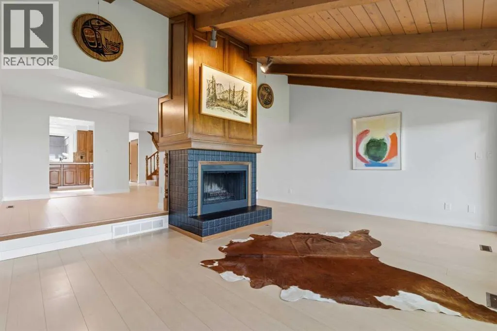 821, 860 Midridge Drive SE