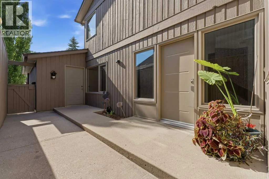 821, 860 Midridge Drive SE