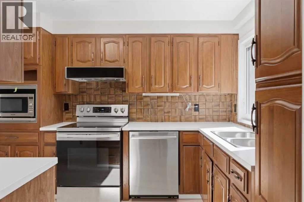 821, 860 Midridge Drive SE