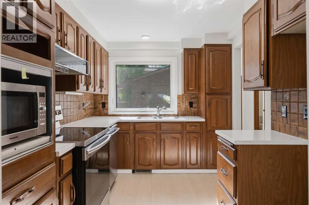 821, 860 Midridge Drive SE