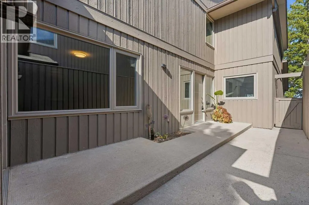 821, 860 Midridge Drive SE