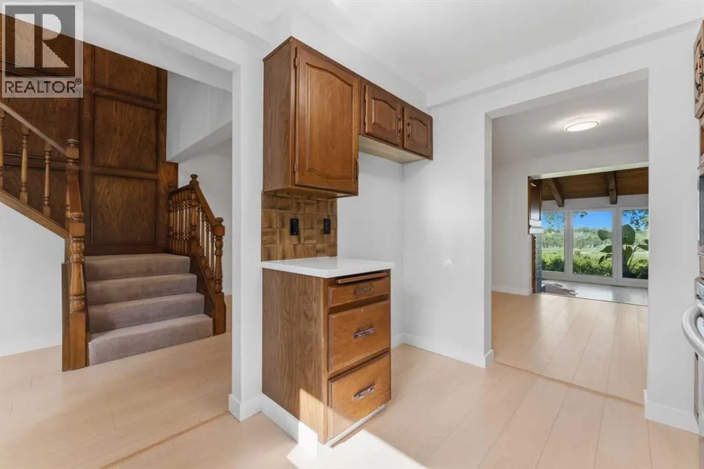 821, 860 Midridge Drive SE