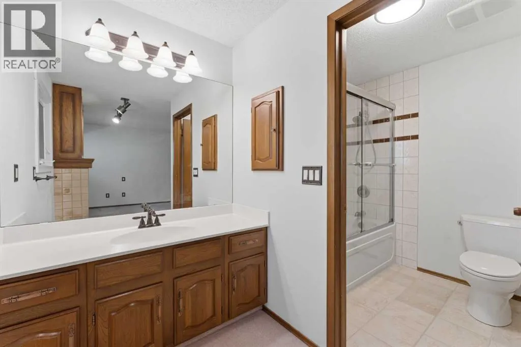 821, 860 Midridge Drive SE