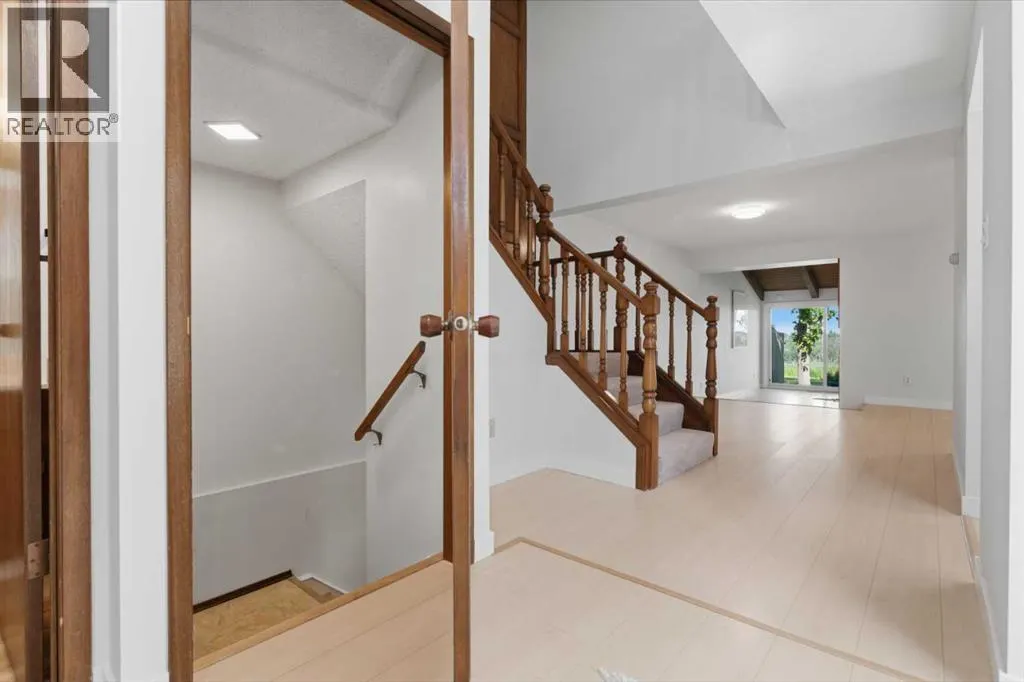 821, 860 Midridge Drive SE