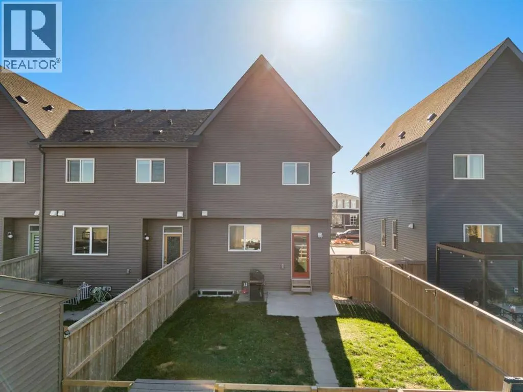 220 Livingston View NE