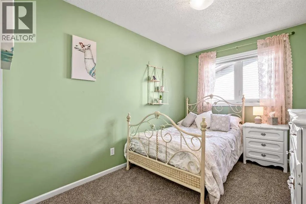 71 Strathclair Rise SW