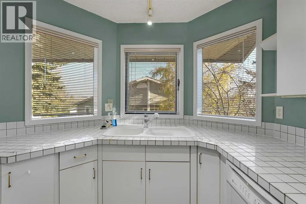 84 Strathlorne Crescent SW