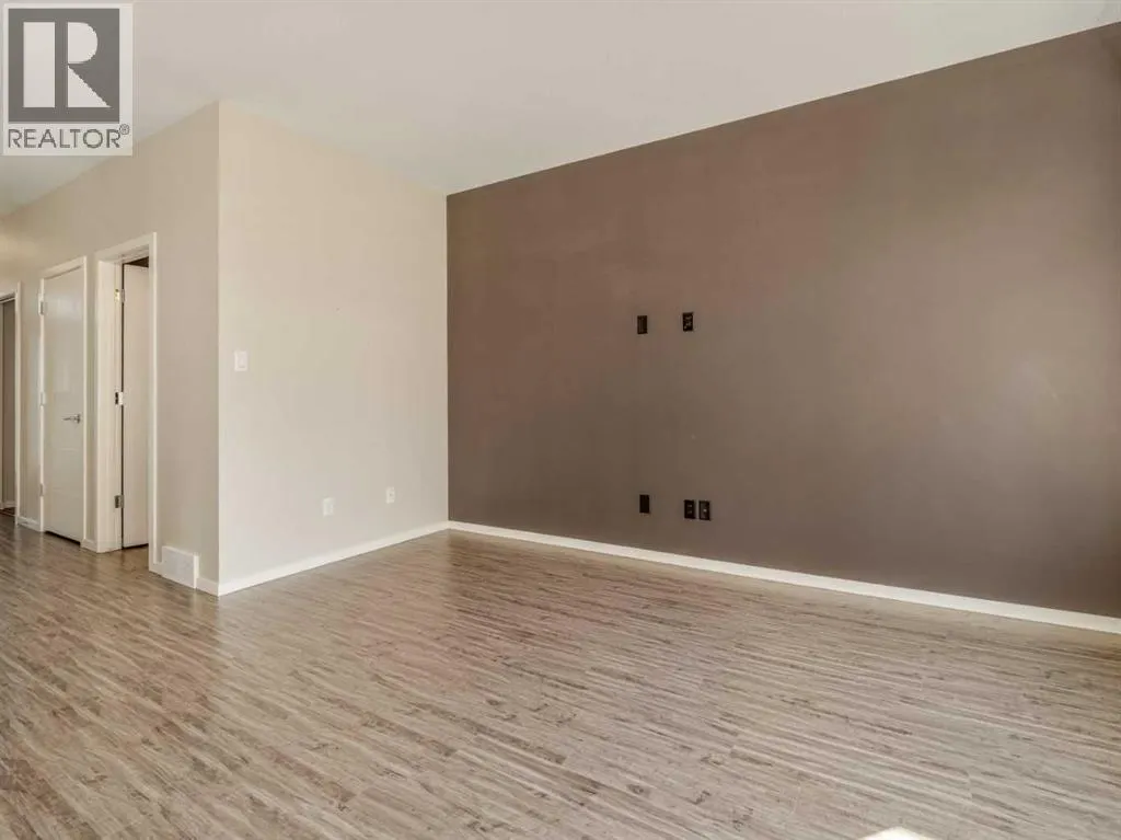 4, 450 Highlands Boulevard W
