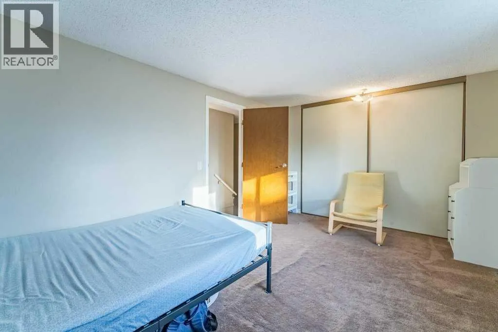 552 Queenston Gardens SE