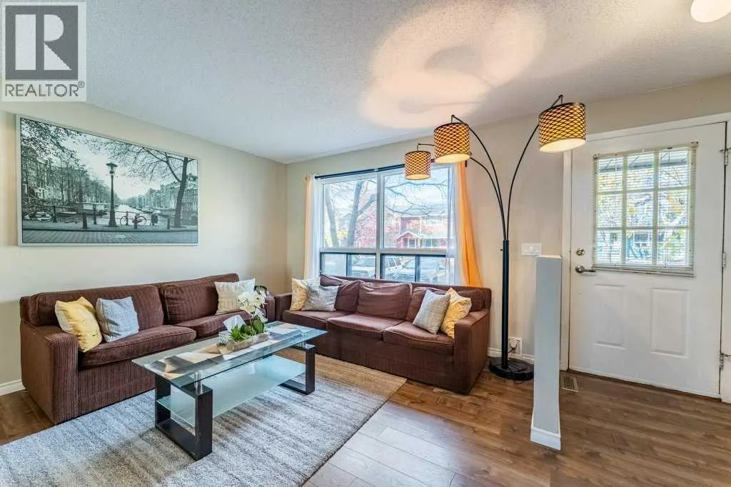 552 Queenston Gardens SE