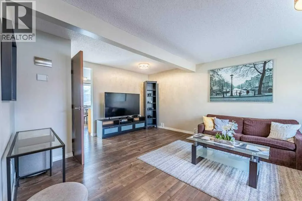 552 Queenston Gardens SE