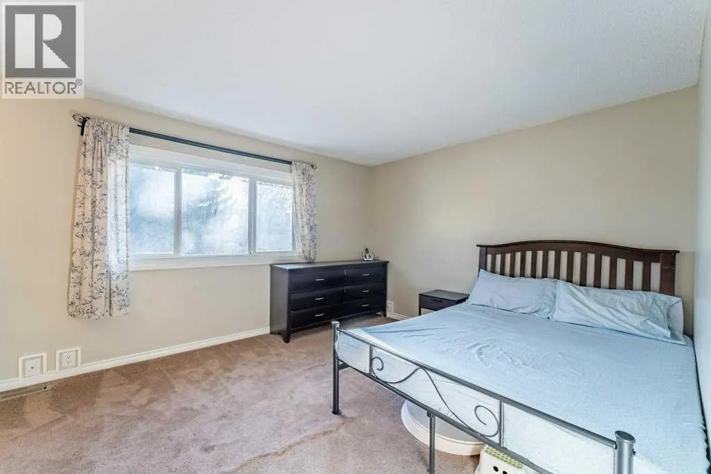 552 Queenston Gardens SE