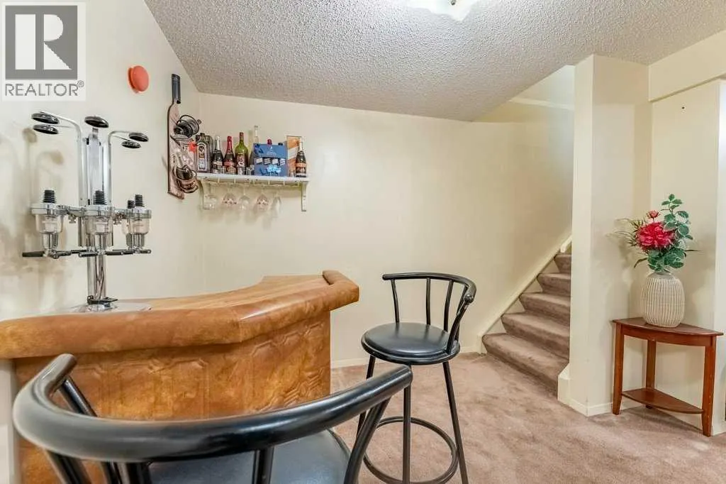 552 Queenston Gardens SE