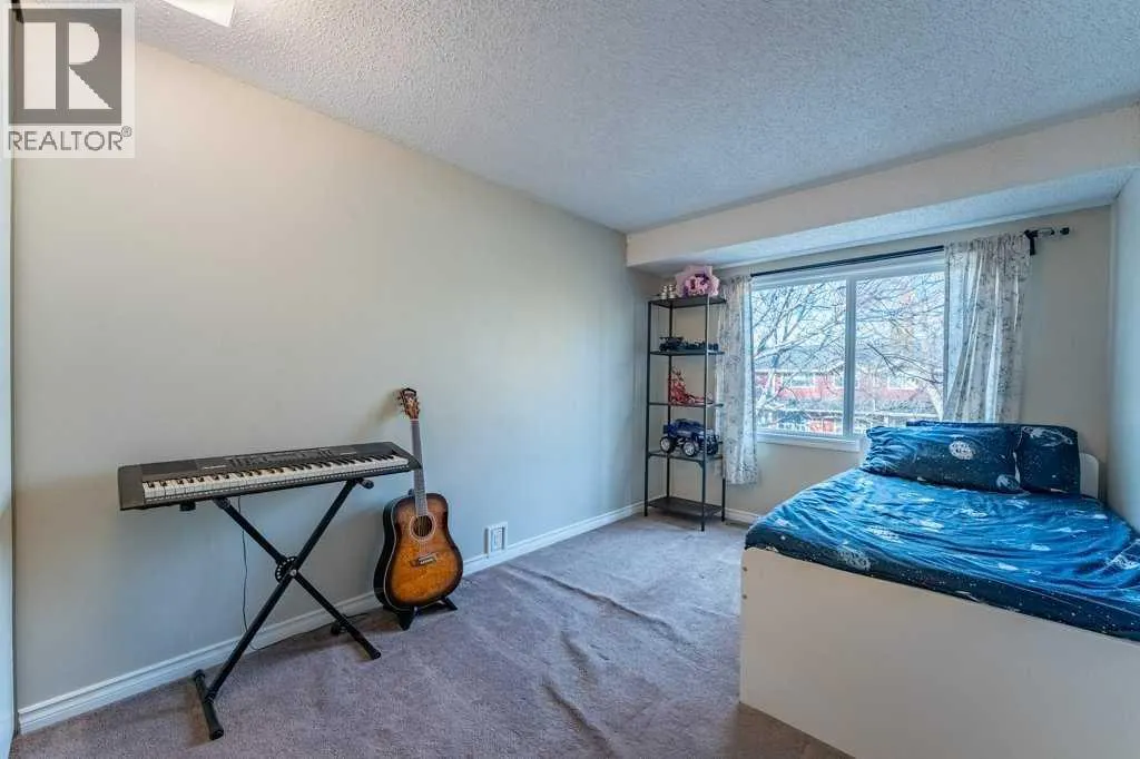 552 Queenston Gardens SE