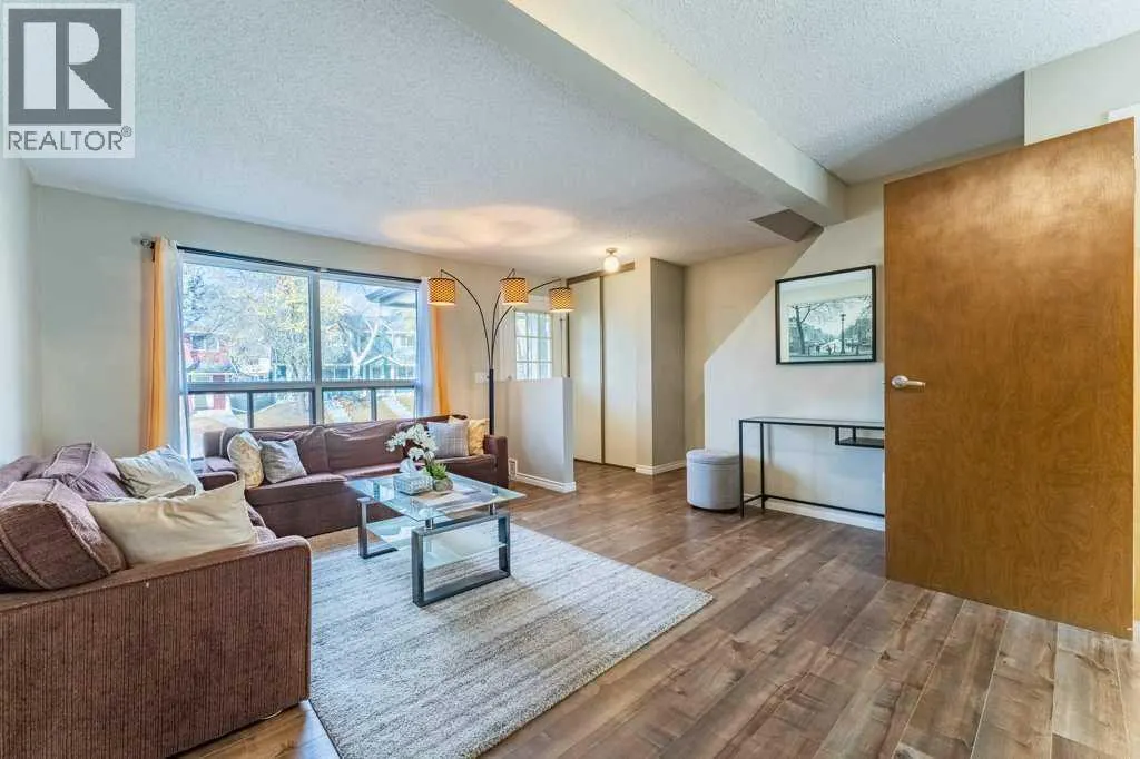 552 Queenston Gardens SE
