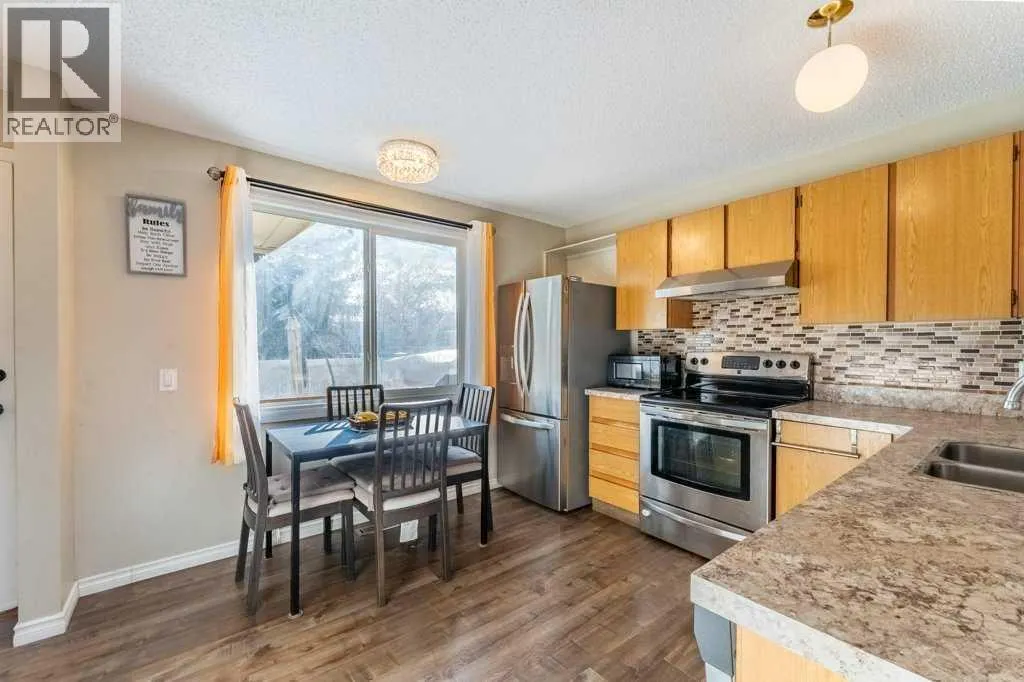 552 Queenston Gardens SE