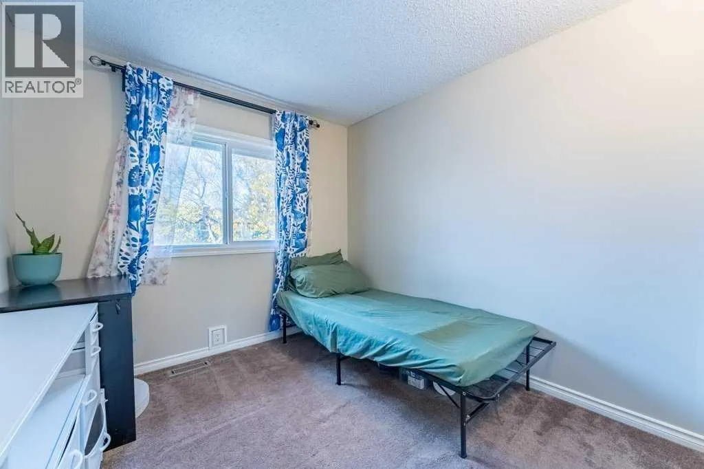 552 Queenston Gardens SE