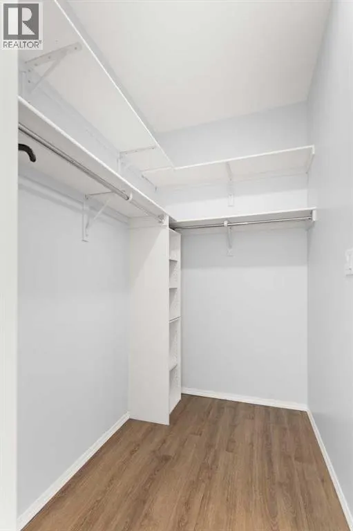 208, 105 Main Street S