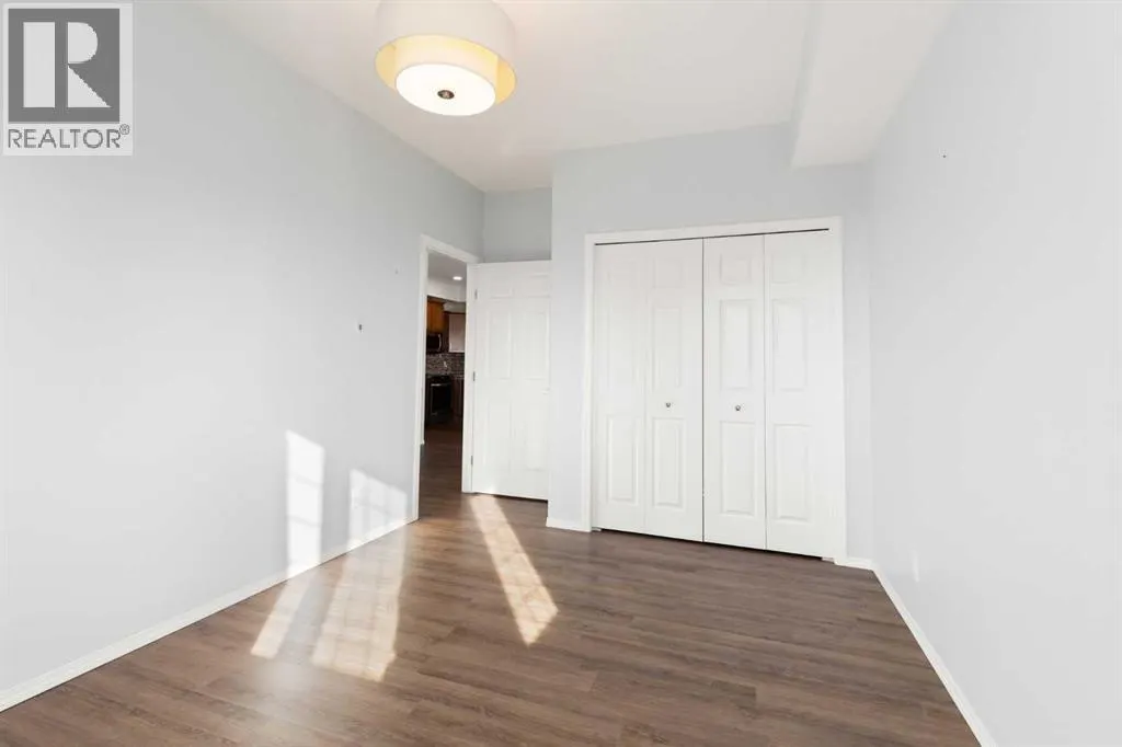 208, 105 Main Street S