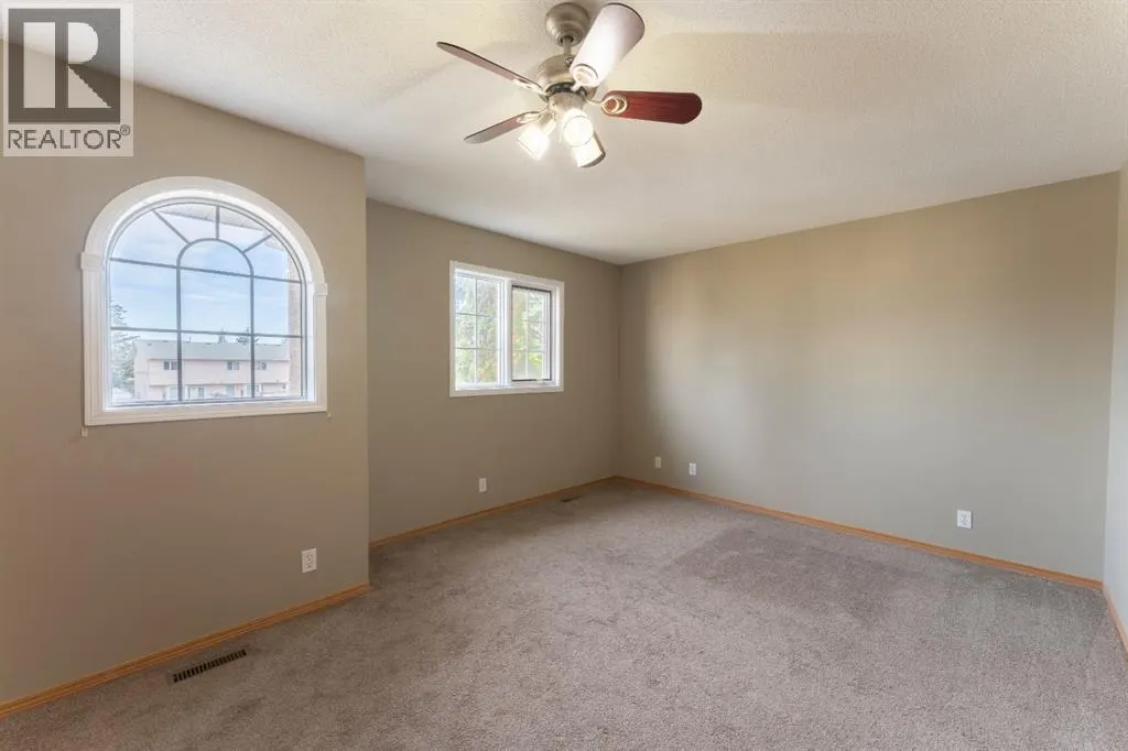 16 Davis Close