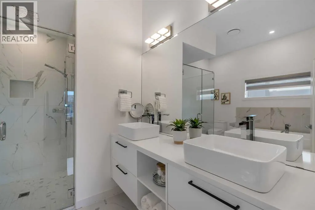 2327B Osborne Crescent SW