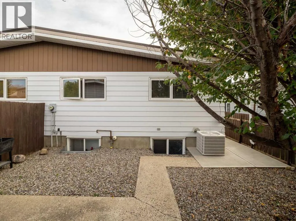 6 Cayuga Crescent W
