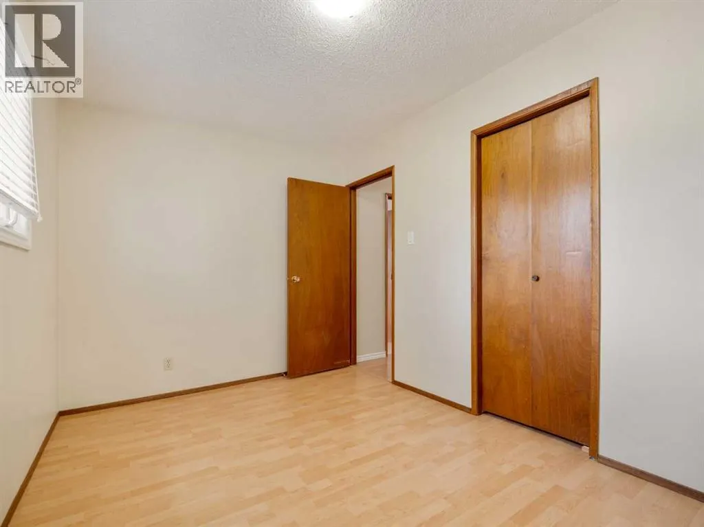 6 Cayuga Crescent W