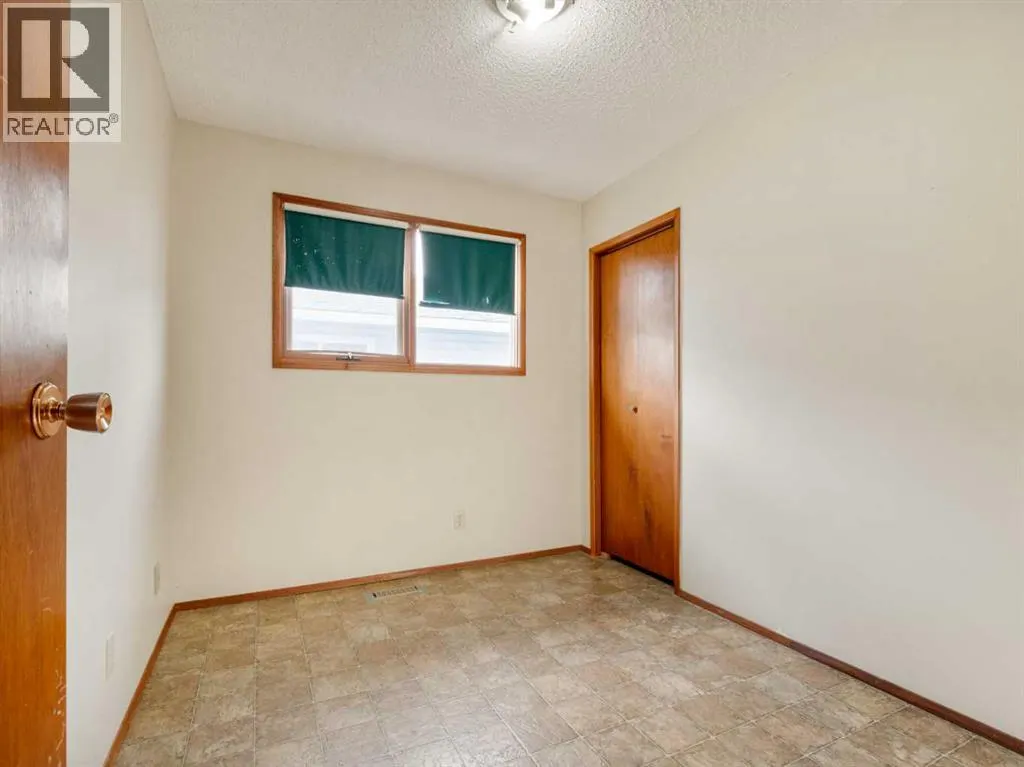 6 Cayuga Crescent W