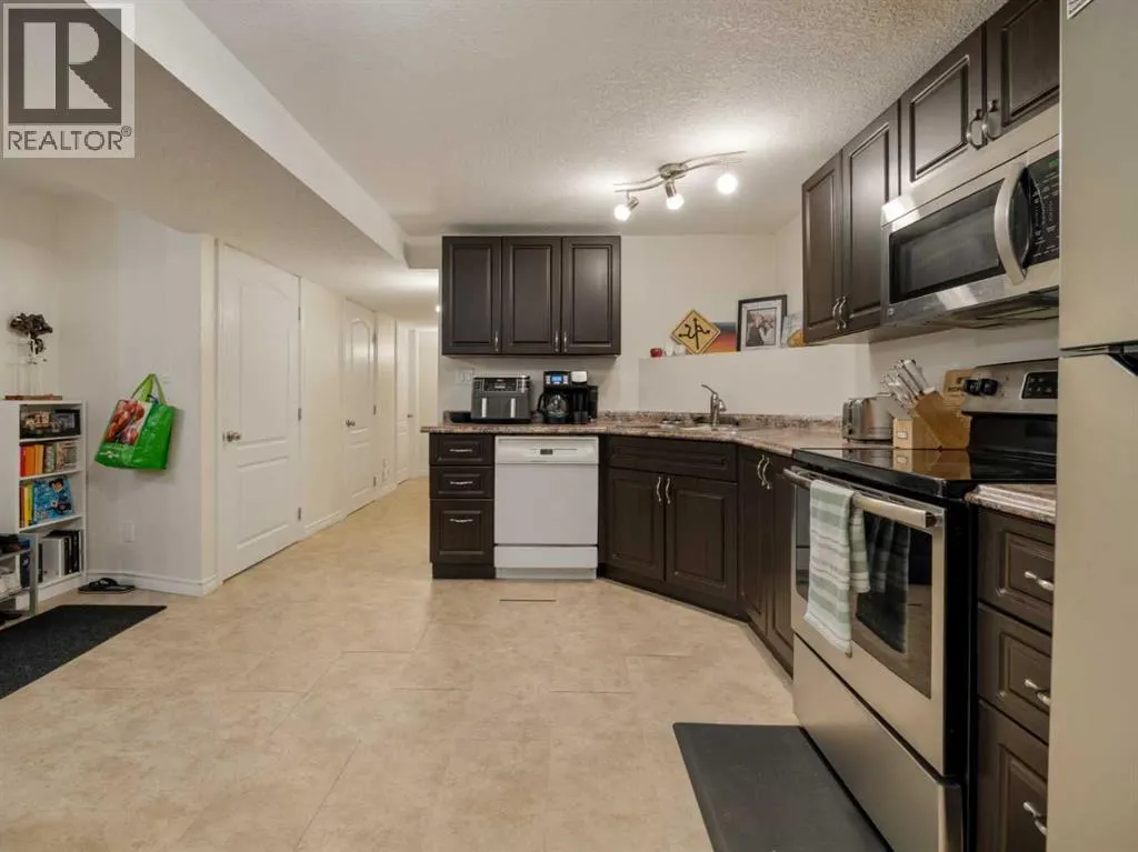 6 Cayuga Crescent W