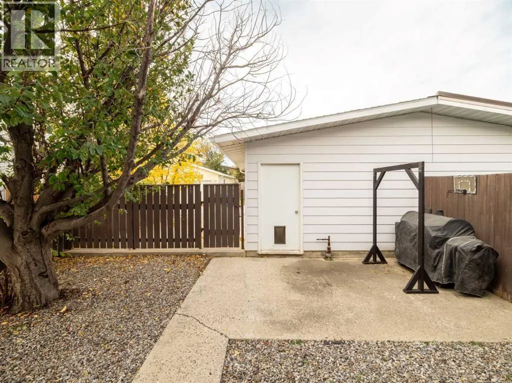6 Cayuga Crescent W