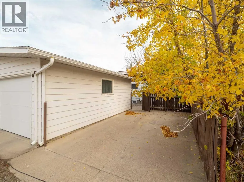 6 Cayuga Crescent W