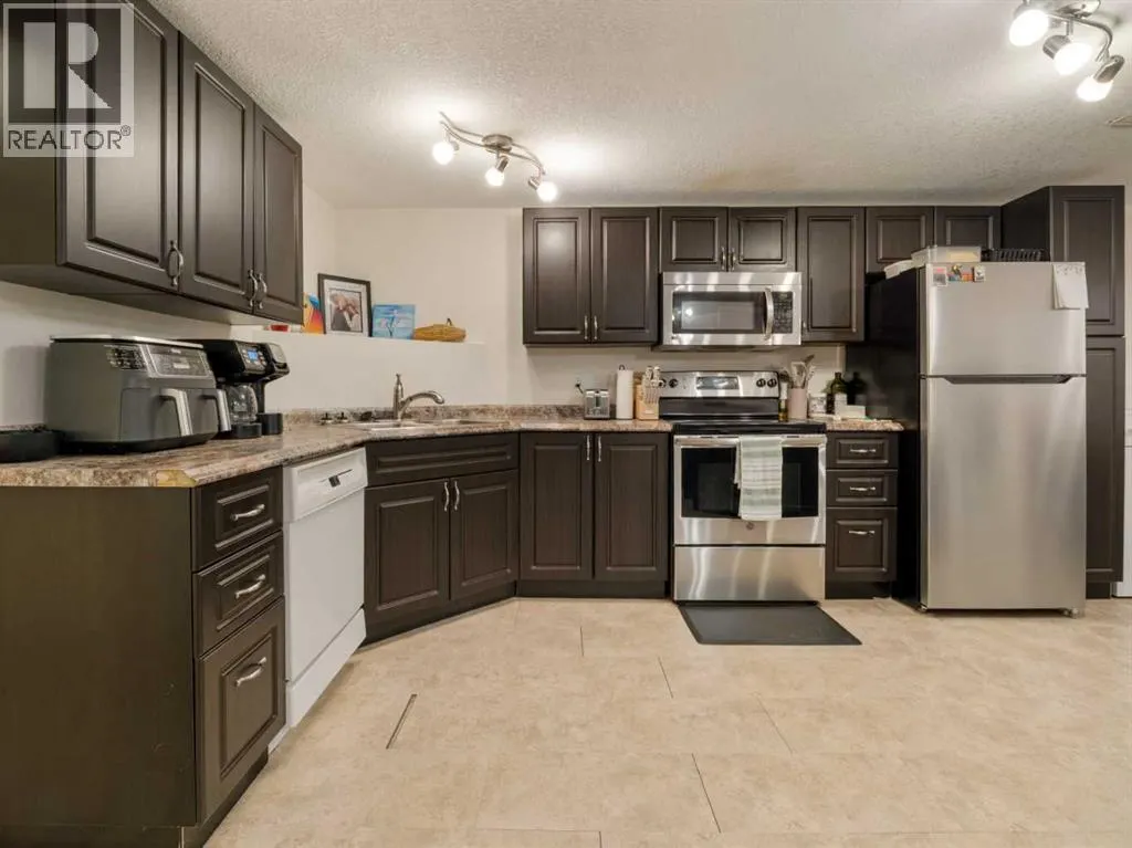 6 Cayuga Crescent W