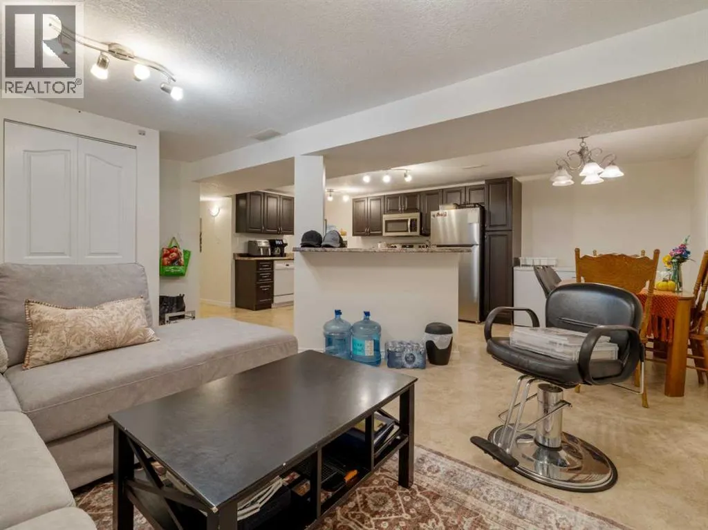 6 Cayuga Crescent W