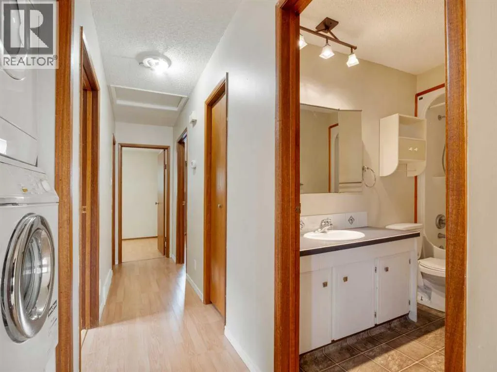 6 Cayuga Crescent W