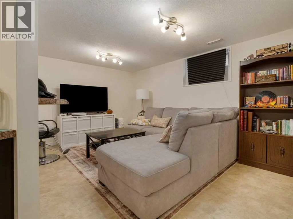 6 Cayuga Crescent W