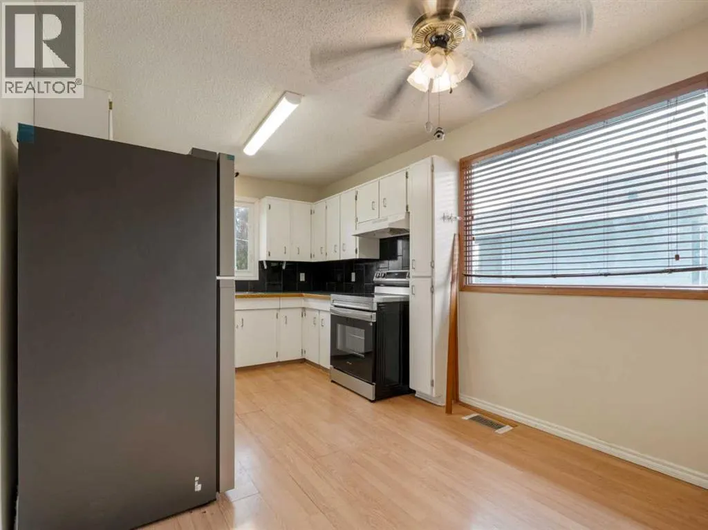 6 Cayuga Crescent W