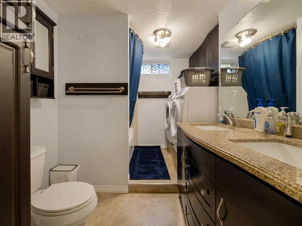 6 Cayuga Crescent W