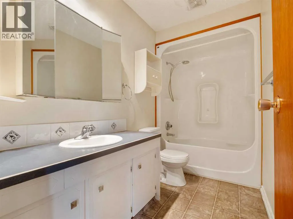 6 Cayuga Crescent W