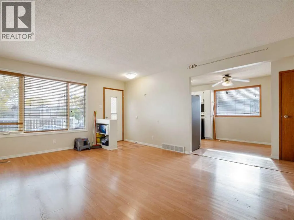 6 Cayuga Crescent W
