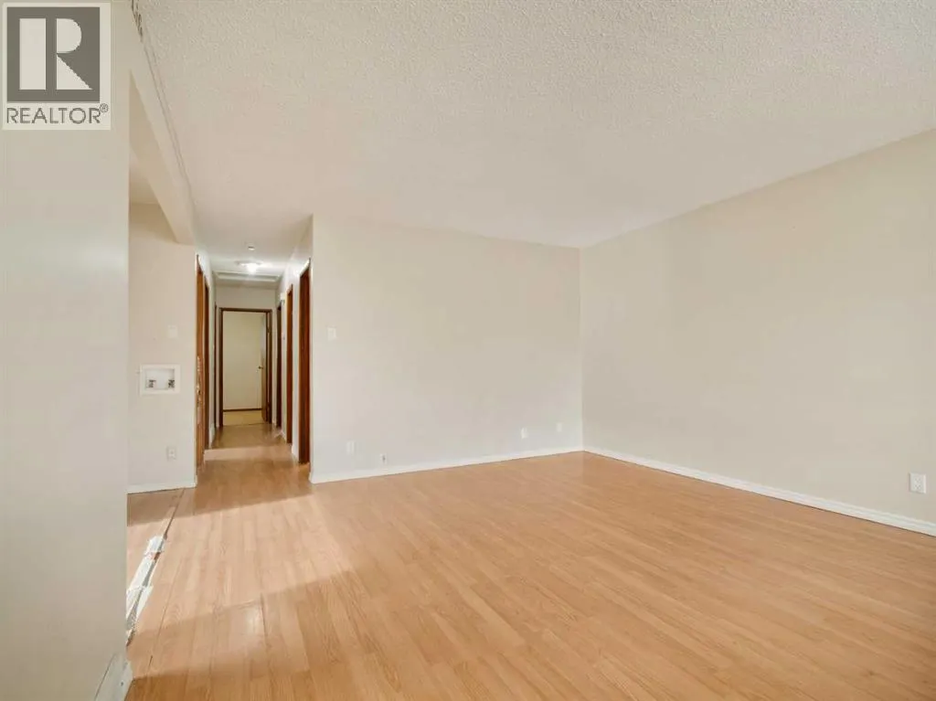 6 Cayuga Crescent W