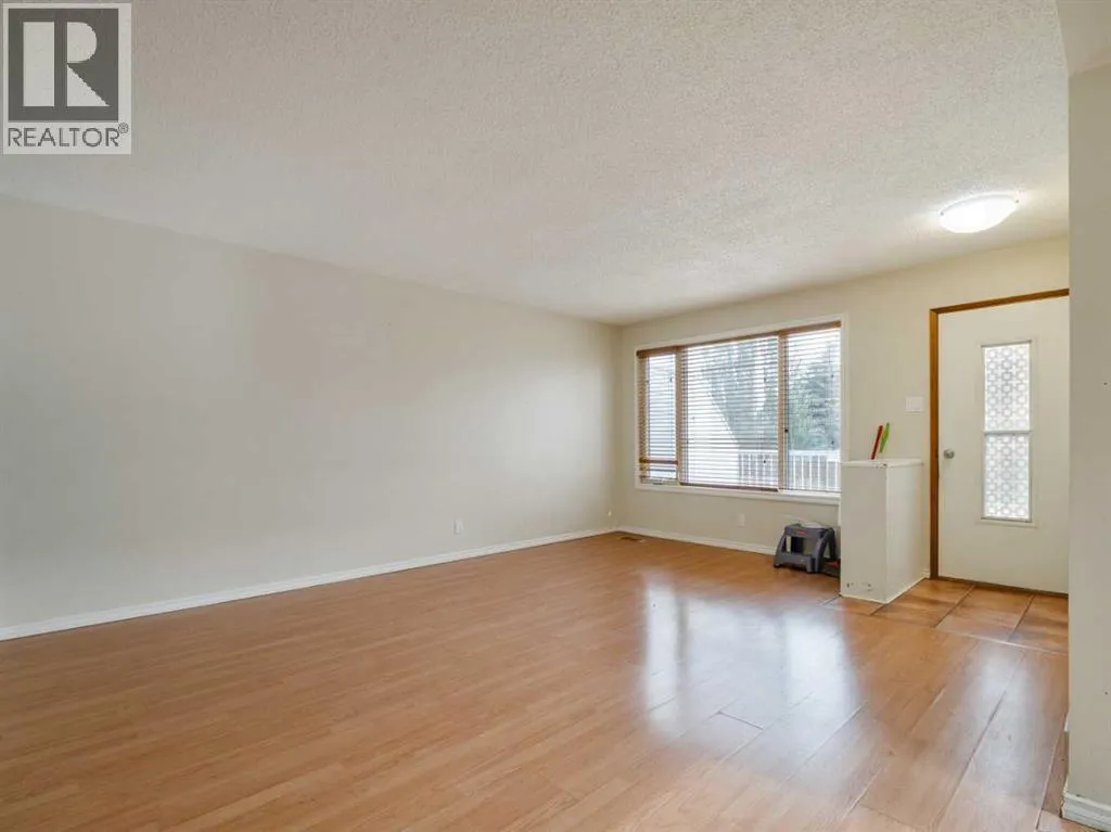 6 Cayuga Crescent W