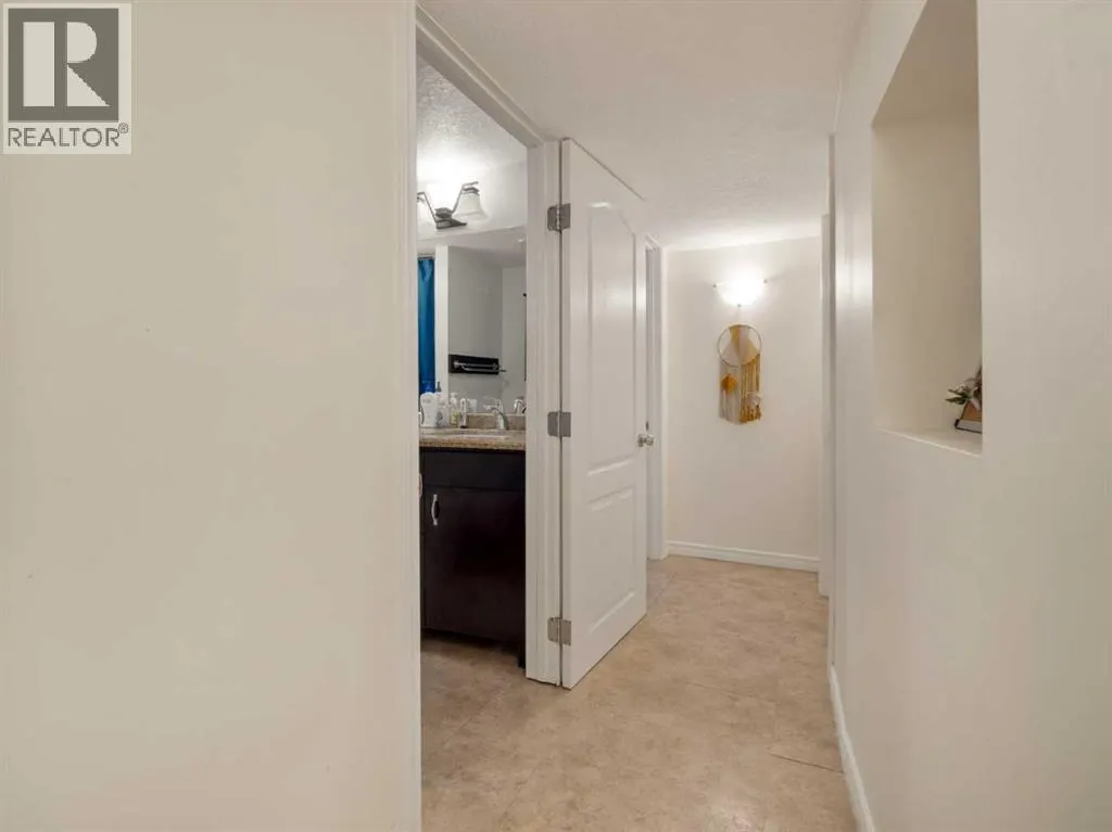 6 Cayuga Crescent W