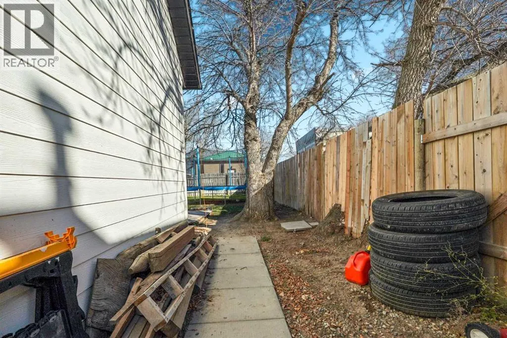 209 2 Street N
