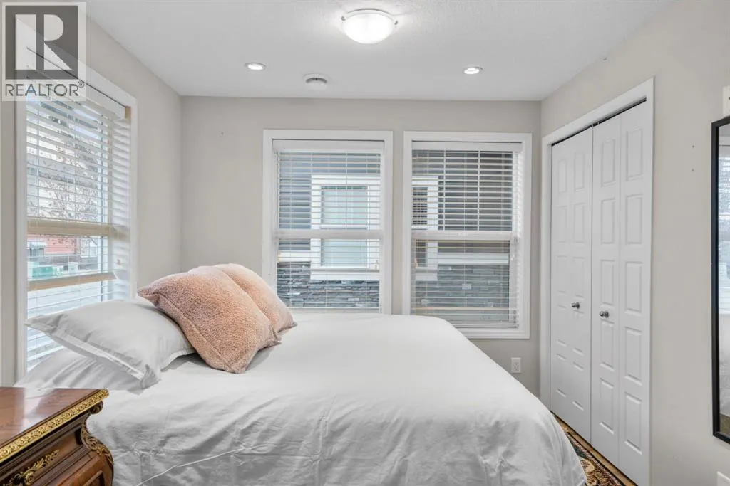 2001, 280 Williamstown Close NW