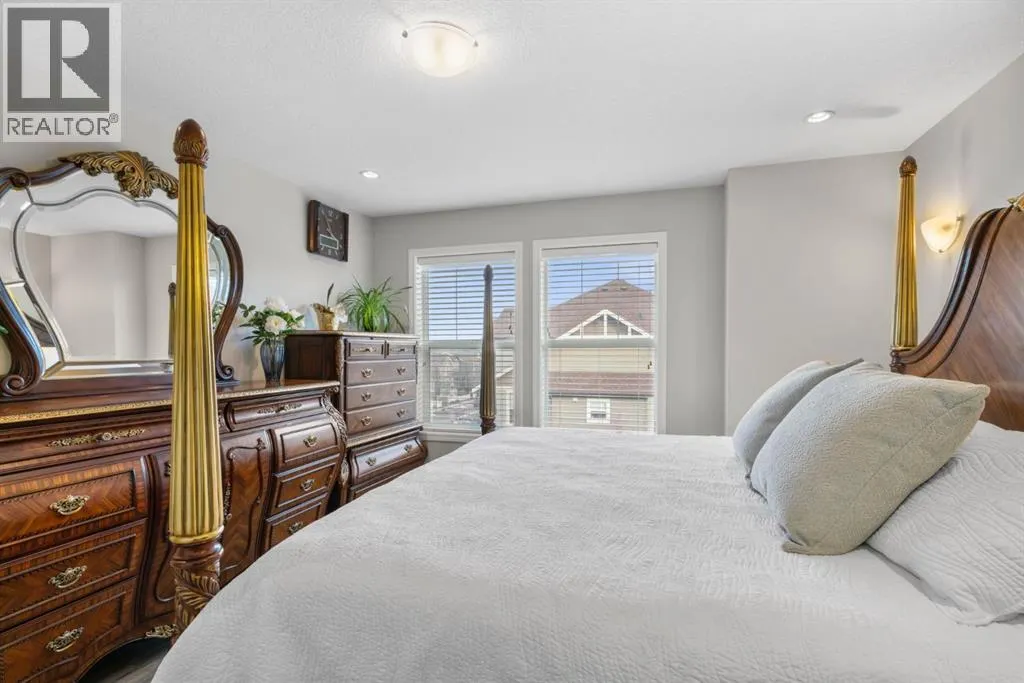 2001, 280 Williamstown Close NW