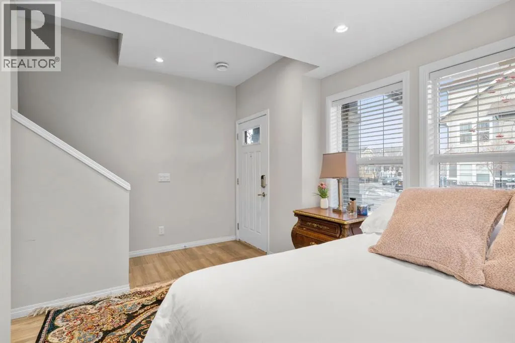 2001, 280 Williamstown Close NW