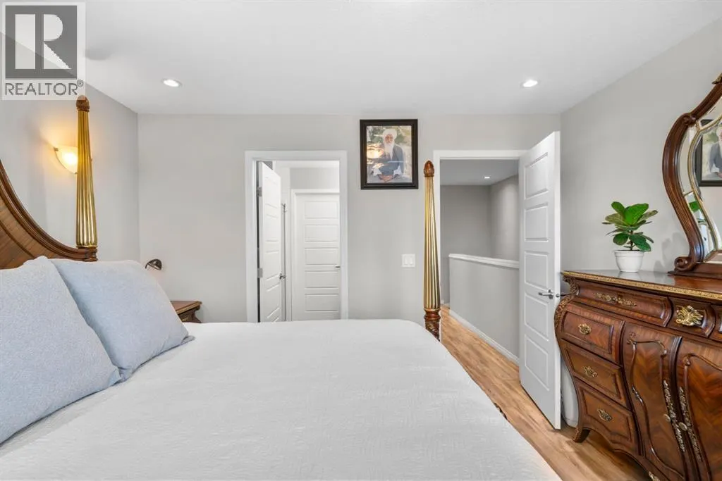 2001, 280 Williamstown Close NW